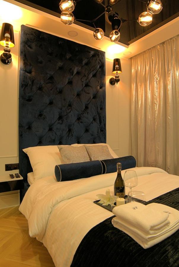 Apartment Blue Velvet Premium Iii *